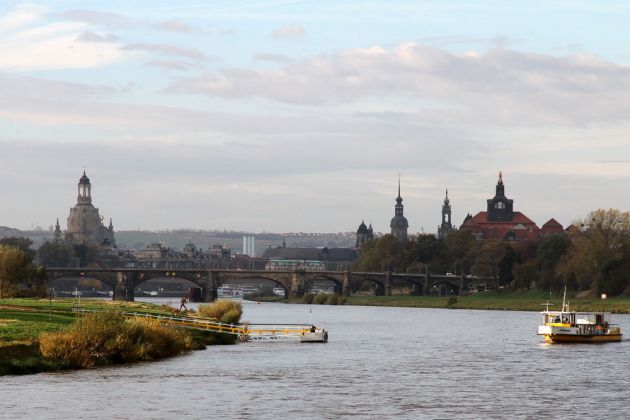 Dresden von der Elbe aus gesehen - das Panorama der wichtigsten Türme, von links die Frauenkirche, der Rathausturm, der Hausmannsturm, die Hofkirche und die Sächsische Staatskanzlei  