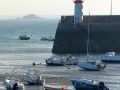 Erquy am Fuss des Cap d'Erquy, der Bootshafen mit dem Leuchtturm bei Ebbe - Phare de la Jet&eacute;e auf dem Hafendamm