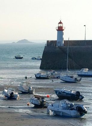 Erquy am Fuss des Cap d'Erquy, der Bootshafen mit dem Leuchtturm bei Ebbe - Phare de la Jetée auf dem Hafendamm Erquy am Fuss des Cap d'Erquy, der Bootshafen mit dem Leuchtturm bei Ebbe - Phare de la Jetée auf dem Hafendamm