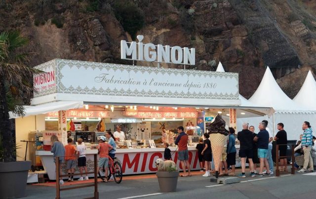 Erquy - der beliebte Eisstand 'Mignon' an der Rue du Port direkt am Bootshafen Erquy - der beliebte Eisstand 'Mignon' an der Rue du Port direkt am Bootshafen