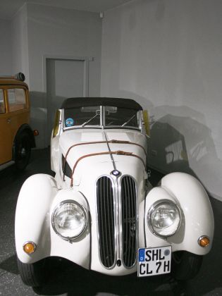 BMW 328 Roadster, 2-Liter-Sechszylinder mit 80 PS - Bauzeit 1937 bis 1939 - Fahrzeugmuseum Suhl BMW 328 Roadster, 2-Liter-Sechszylinder mit 80 PS - Bauzeit 1937 bis 1939 - Fahrzeugmuseum Suhl