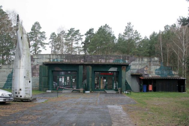 Luftfahrtmuseum Finowfurt - die Kasse und der Souvenirshop in einem ehemaligen Bunker 