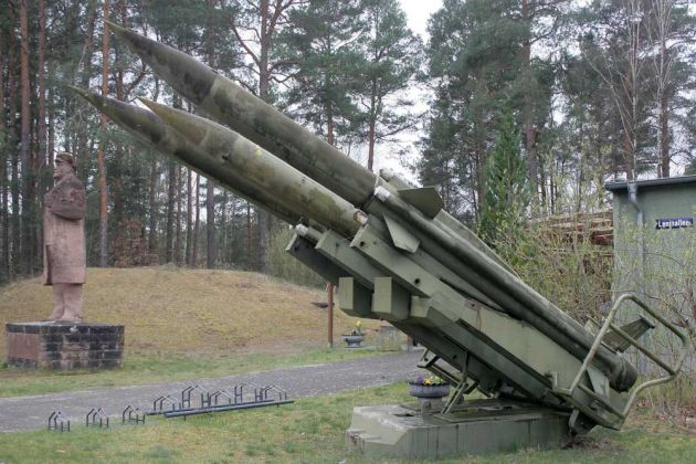 Luftfahrtmuseum Finowfurt - Raketen in der Leninallee vor Lenin-Statue Luftfahrtmuseum Finowfurt - Raketen in der Leninallee vor Lenin-Statue