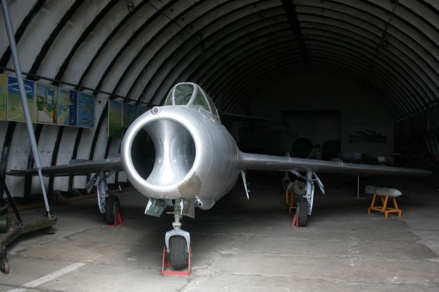 Luftfahrtmuseum Finowfurt - Mikojan-Gurewitsch MiG-15 UTI, zweisitziger Strahltrainer aus der Sowjetunion in einem der Shelter. Luftfahrtmuseum Finowfurt - Mikojan-Gurewitsch MiG-15 UTI, zweisitziger Strahltrainer aus der Sowjetunion in einem der Shelter.