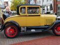 Ein feinst restauriertes, kanariengelbes Ford A Coupé von 1929 mit aufgeklapptem Schwiegermuttersitz und mit  Kofferbrücke