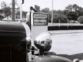 Weinroter Lack, schwarze Kotflügel und chromglänzende Scheinwerfer – mit dem Ford A Fordor Sedan an der Tankstelle im Norden Bornholms