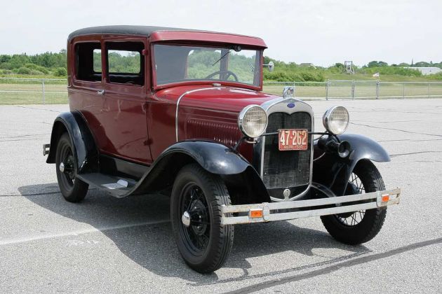 Ein Ford A Sedan Tudor steht fahrbereit vor dem Flugzeug-Hangar des Owls Head Transportation Museums, Maine, USA
