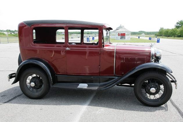 Die Seitenansicht des Ford A Sedan Tudor der Bauzeit von 1928 bis 1932