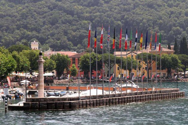 Der Porto Garda - Riviera degli Olivi am Ostufer des Gardasees Der Porto Garda - Riviera degli Olivi am Ostufer des Gardasees