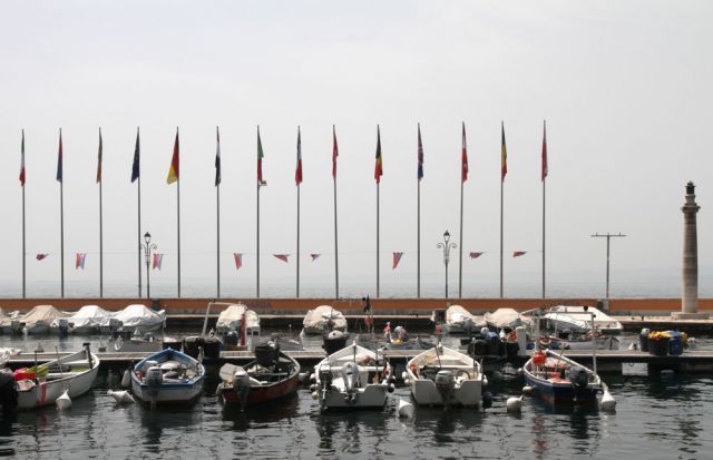 Fahnenmasten am Porto Garda, dem Yachthafen - Riviera degli Olivi am Ostufer des Gardasees Fahnenmasten am Porto Garda, dem Yachthafen - Riviera degli Olivi am Ostufer des Gardasees
