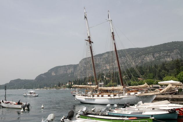 Der Porto Garda mit dem Schoner Siora Bianca - Riviera degli Olivi am Ostufer des Gardasees Der Porto Garda mit dem Schoner Siora Bianca - Riviera degli Olivi am Ostufer des Gardasees