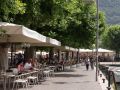 An der Piazza Catullo am Seeufer von Garda am Gardasee beginnt eine lange 'Open Air Fressmeile'