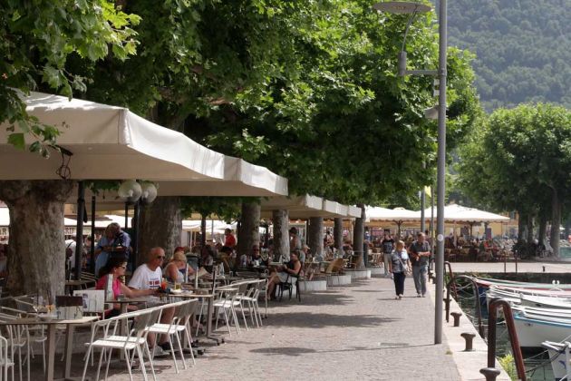 An der Piazza Catullo am Seeufer von Garda am Gardasee beginnt eine lange 'Open Air Fressmeile' An der Piazza Catullo am Seeufer von Garda am Gardasee beginnt eine lange 'Open Air Fressmeile'