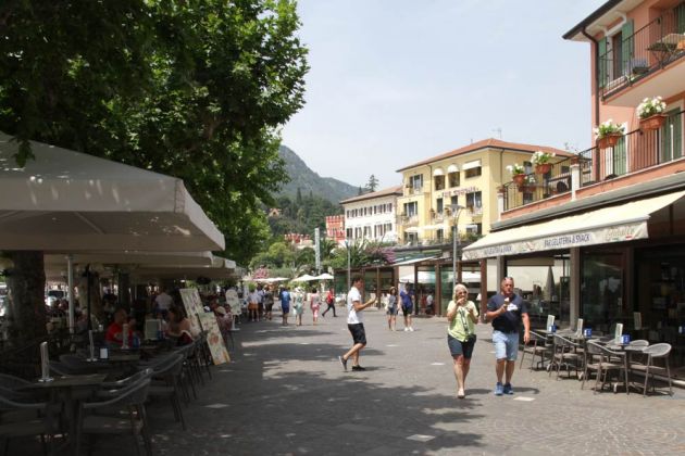 Lungo Lago Regina Adelaide, die Seepromenade von Garda am Gardasee-Ostufer Lungo Lago Regina Adelaide, die Seepromenade von Garda am Gardasee-Ostufer