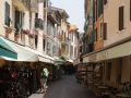 Die Via Spagna - eine Einkaufsgasse in der Altstadt von Garda