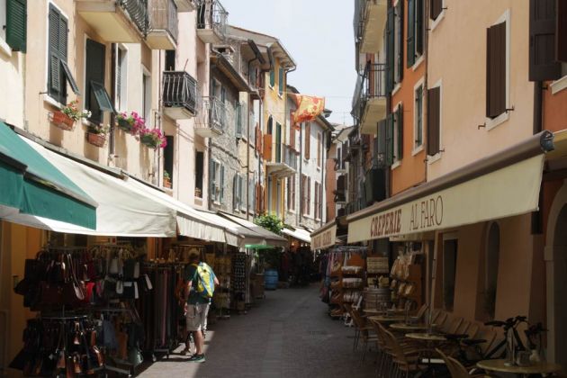Die Via Spagna - eine Einkaufsgasse in der Altstadt von Garda Die Via Spagna - eine Einkaufsgasse in der Altstadt von Garda
