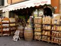 Garda am Gardasee - eine Vinotheca in der Via Spagna, einer Einkaufsgasse in der Altstadt von Garda