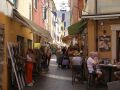 Eine Einkaufsgasse in der Altstadt von Garda  - Lago di Garda