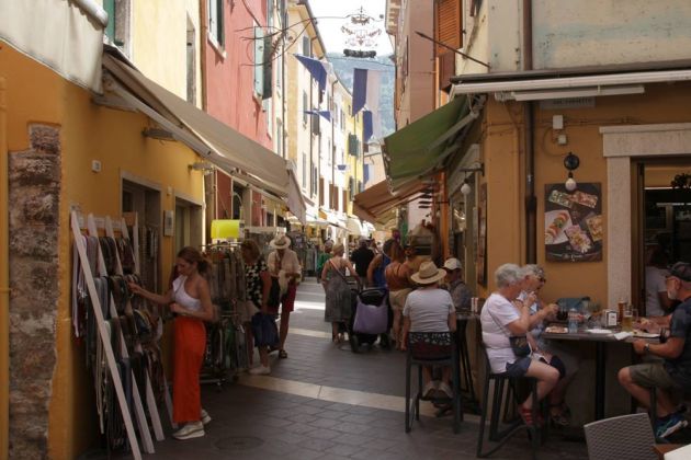 Eine Einkaufsgasse in der Altstadt von Garda - Lago di Garda Eine Einkaufsgasse in der Altstadt von Garda - Lago di Garda