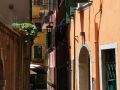 Eine kleine Gasse in der Altstadt von Garda  - Lago di Garda