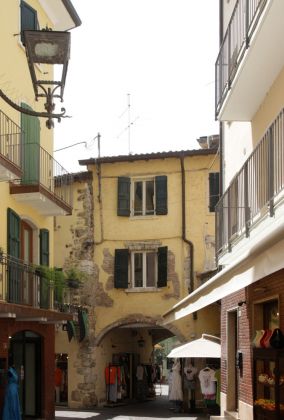 Eine kleine Gasse in der Altstadt von Garda - Lago di Garda Eine kleine Gasse in der Altstadt von Garda - Lago di Garda