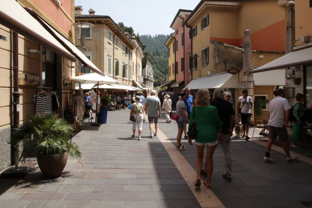 Die Via Santo Stefano - Garda am Ostufer des Gardasees Die Via Santo Stefano - Garda am Ostufer des Gardasees