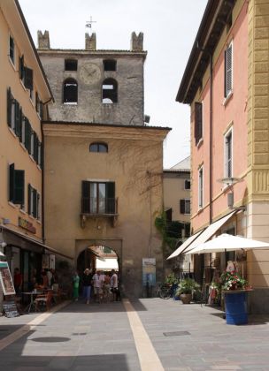 Torre dell’Orologio, Garda - der Glockenturm an der Piazza Calderini Torre dell’Orologio, Garda - der Glockenturm an der Piazza Calderini