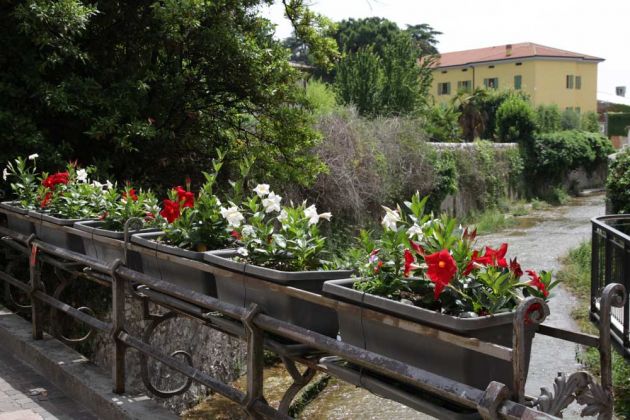 Der Torrente Gusa in Garda am Ostufer des Gardasees Der Torrente Gusa in Garda am Ostufer des Gardasees