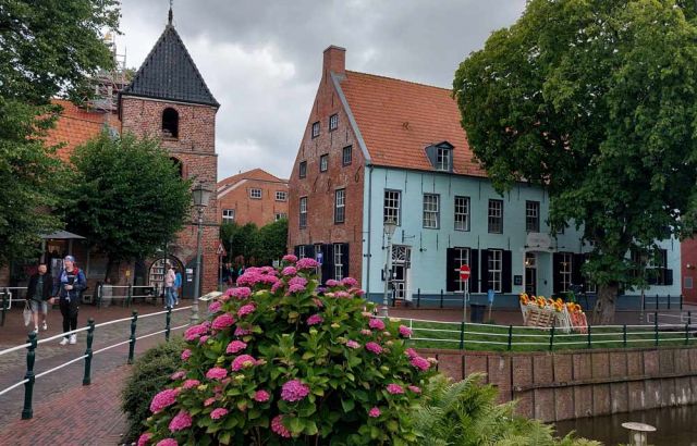 Greetsiel-Krummhörn - das historische Zentrum mit der Kirche und dem Hohen Haus