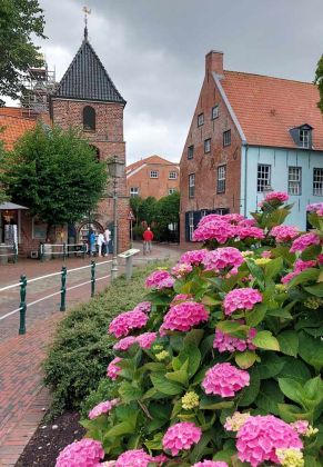 Greetsiel-Krummhörn - das historische Zentrum mit der Kirche und dem Hohen Haus