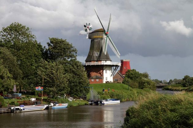 Greetsiel-Krummhörn - die Greetsieler Zwillingsmühlen am Alten Greetsieler Sieltief Greetsiel-Krummhörn - die Greetsieler Zwillingsmühlen am Alten Greetsieler Sieltief