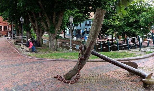 Greetsiel-Krummhörn - der historische Anker am Markt Greetsiel-Krummhörn - der historische Anker am Markt