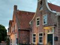Greetsiel-Krummhörn - historische Häuser-Fassaden am Greetsieler Fischereihafen zur Blauen Stunde