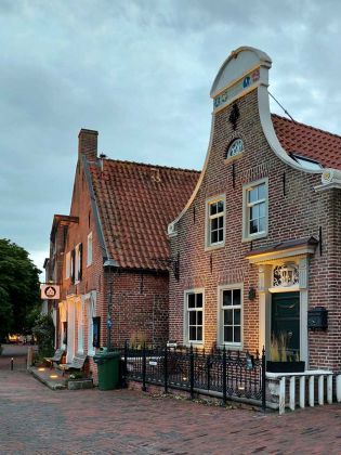 Greetsiel-Krummhörn - historische Häuser-Fassaden am Greetsieler Fischereihafen zur Blauen Stunde Greetsiel-Krummhörn - historische Häuser-Fassaden am Greetsieler Fischereihafen zur Blauen Stunde