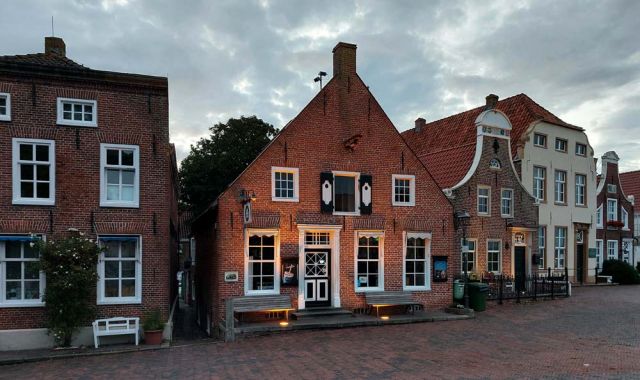Greetsiel-Krummhörn - historische Häuser-Fassaden am Greetsieler Fischereihafen zur Blauen Stunde Greetsiel-Krummhörn - historische Häuser-Fassaden am Greetsieler Fischereihafen zur Blauen Stunde
