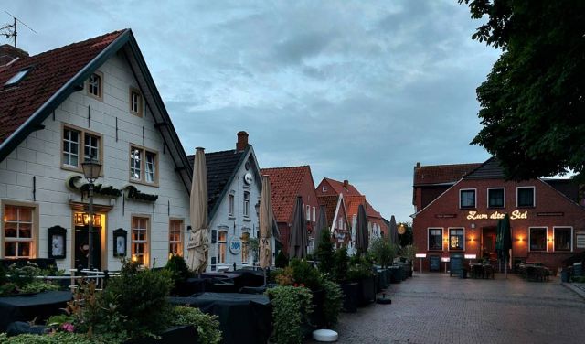 Greetsiel-Krummhörn - der Greetsieler Markt zur Blauen Stunde Greetsiel-Krummhörn - der Greetsieler Markt zur Blauen Stunde