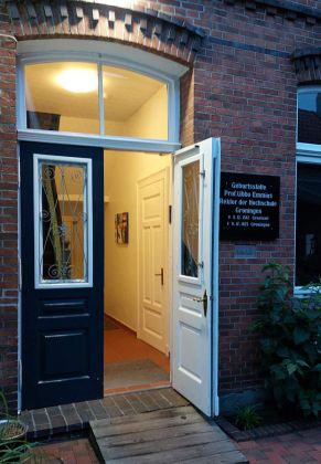 Greetsiel-Krummhörn - der Eingang zum historischen Nebengebäude des Hohen Hauses zur Blauen Stunde Greetsiel-Krummhörn - der Eingang zum historischen Nebengebäude des Hohen Hauses zur Blauen Stunde