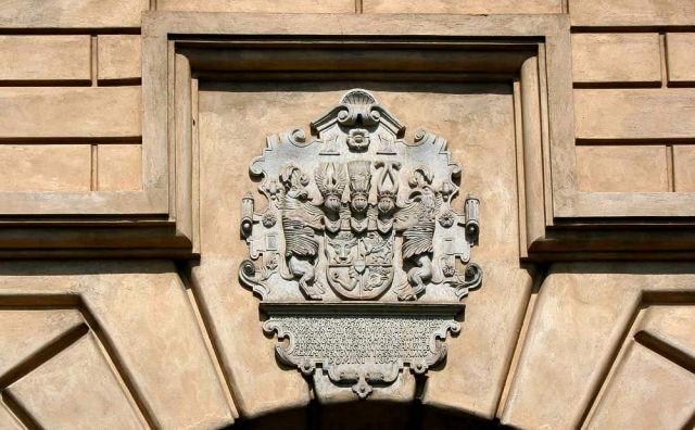 Die Barlach-Stadt Güstrow - das Wappen der Mecklenburger Herzöge über dem Eingangsportal des Residenzschlosses