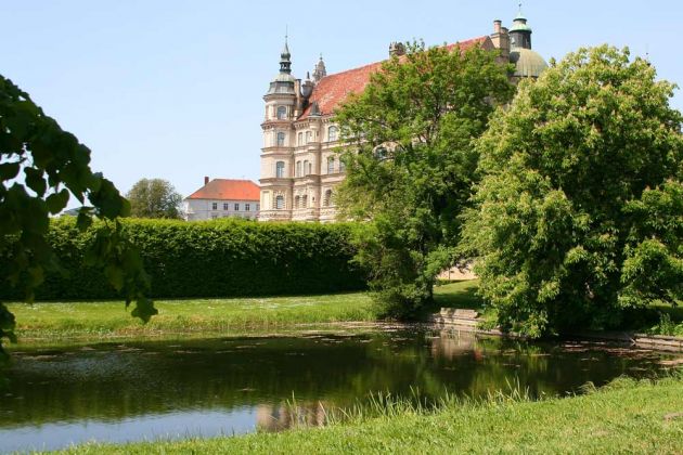Die Barlach-Stadt Güstrow - der Schlosspark mit dem Residenzschloss Die Barlach-Stadt Güstrow - der Schlosspark mit dem Residenzschloss