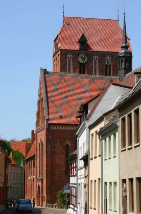 Die Barlach-Stadt Güstrow - der Blick zum mächtigen Güstrower Backstein-Dom St. Maria, St. Johannes Evangelista und St. Cäcilia 