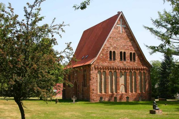 Die Barlach-Stadt Güstrow - die Barlach-Gedenkstätte Gertrudenkapelle, ein einschiffiger spätgotischer Backsteinbau aus dem 15.Jahrhundert auf dem Gertrudenfriedhof Die Barlach-Stadt Güstrow - die Barlach-Gedenkstätte Gertrudenkapelle, ein einschiffiger spätgotischer Backsteinbau aus dem 15.Jahrhundert auf dem Gertrudenfriedhof