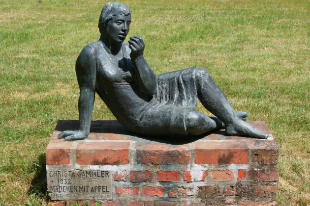Die Barlach-Stadt Güstrow - die Plastik 'Mädchen mit Apfel' von Christa Sammler in der ständigen Ausstellung 'Plastik im Freien' auf dem Gertrudenfriedhof Die Barlach-Stadt Güstrow - die Plastik 'Mädchen mit Apfel' von Christa Sammler in der ständigen Ausstellung 'Plastik im Freien' auf dem Gertrudenfriedhof