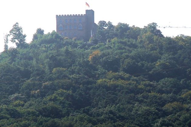 Das Hambacher Schloss in der Pfalz oberhalb von Hambach, einem Ortsteil von Neustadt an der Weinstrasse Das Hambacher Schloss in der Pfalz oberhalb von Hambach, einem Ortsteil von Neustadt an der Weinstrasse