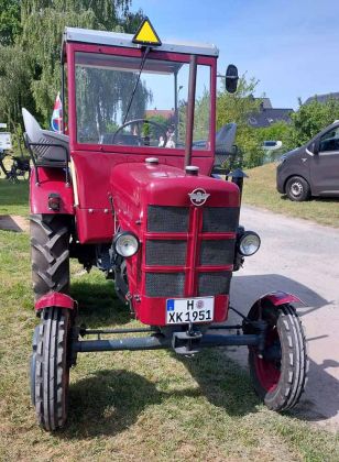 Hanomag R 16 - Kleintraktor für klein- bis mittelgroße Betriebe, Bauzeit 1950 bis 1958, 16 PS bei 1600/min Hanomag R 16 - Kleintraktor für klein- bis mittelgroße Betriebe, Bauzeit 1950 bis 1958, 16 PS bei 1600/min