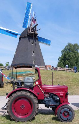 Ein Hanomag R 16 vor der Erdholländer-Windmühle in Steinhude am Meer in der Region Hannover Ein Hanomag R 16 vor der Erdholländer-Windmühle in Steinhude am Meer in der Region Hannover