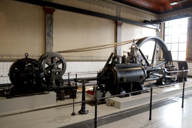 Sächsisches Industriemuseum in Chemnitz - die Dampfmaschine von 1896 im Maschinenhaus Sächsisches Industriemuseum in Chemnitz - die Dampfmaschine von 1896 im Maschinenhaus