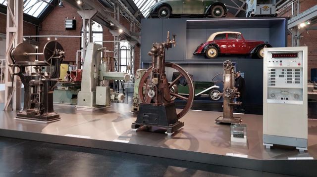 Sächsisches Industriemuseum Chemnitz - ein Blick auf historische Maschinen und auf den Turm mit DKW-Oldtimern Sächsisches Industriemuseum Chemnitz - ein Blick auf historische Maschinen und auf den Turm mit DKW-Oldtimern