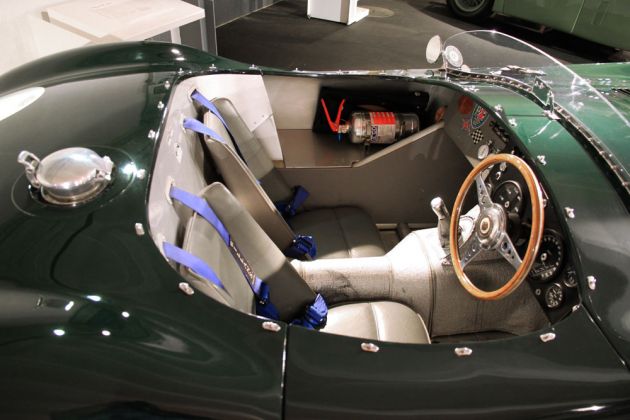 Jaguar XK 120 C, das Cockpit, - eine sogenannte ‚Toolroom Copy' der englischen Firma Proteus Cars Ltd. Jaguar XK 120 C, das Cockpit, - eine sogenannte ‚Toolroom Copy' der englischen Firma Proteus Cars Ltd.