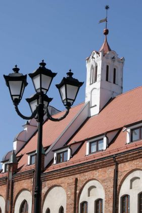 Kamień Pomorski, Cammin in Pommern - das restaurierte, spätgotische Rathaus mit seinen unterschiedlichen Giebeln mitten auf dem Marktplatz Stary Rynek Kamień Pomorski, Cammin in Pommern - das restaurierte, spätgotische Rathaus mit seinen unterschiedlichen Giebeln mitten auf dem Marktplatz Stary Rynek