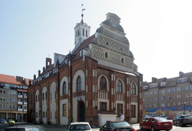 Kamień Pomorski, Cammin in Pommern - das restaurierte, spätgotische Rathaus mit seinen unterschiedlichen Giebeln mitten auf dem Marktplatz Stary Rynek Kamień Pomorski, Cammin in Pommern - das restaurierte, spätgotische Rathaus mit seinen unterschiedlichen Giebeln mitten auf dem Marktplatz Stary Rynek